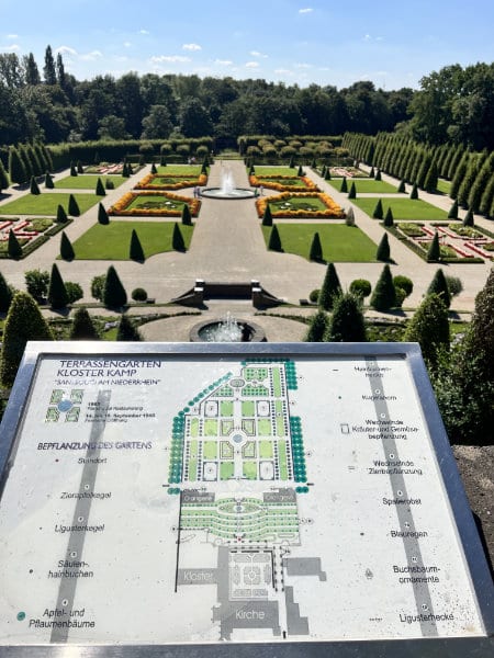 Blich auf den Terassengarten und Tafel Kloster Kamp Terassengarten und Barockgarten Kloster Kamp