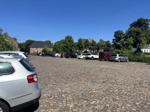 Parkplatz vor dem Kloster Kamp Parkplatz vor dem Kloster Kamp