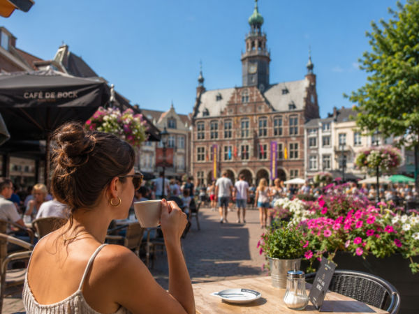 Blick auf die historische Altstadt von Venlo mit dem Renaissance-Rathaus am Marktplatz
