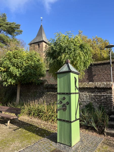 Wassenberg mit Brunnen Wassenberg mit Brunnen