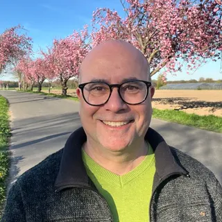 Frank vor blühendem Kirschbaum am Niederrhein